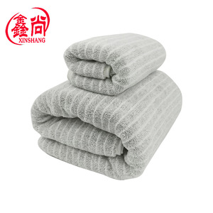 Serviette de bain en polaire corail Xinshang 70x140cm, rayée, absorbante, séchage rapide, serviette de plage rectangulaire, couleur unie - Product Image 4