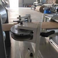 Type L et V, vitesse de 40m par minute, coupe servo, coins en carton pressé, machine avec trous de perçage