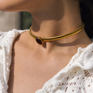 <span class=keywords><strong>Collana</strong></span> Girocollo da Donna in Acciaio Inossidabile all'Ingrosso, Catena Tubogas Placcata Oro <span class=keywords><strong>con</strong></span> Cabochon in Resina Ambrata Marrone - Product Image 2