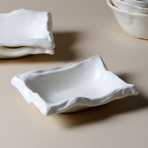 Assiette à dessert <span class=keywords><strong>rectangulaire</strong></span> irrégulière <span class=keywords><strong>en</strong></span> céramique brûlée Jiutian, style japonais minimaliste, bord roulé, blanc crème, <span class=keywords><strong>plat</strong></span> à sushi haut de gamme - Product Image 1