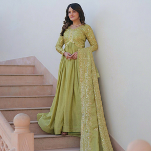 Traje Anarkali Moderno de Seda Listo para Usar con Bordado y Lentejuelas para Fiestas, Bodas y Diwali (Largo hasta el Suelo) - Product Image 1