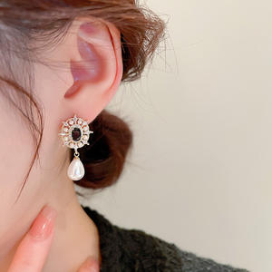 Orecchini a perno vintage placcati oro con fiore e perla finta a goccia pendente per donna, gioielli da sposa - Product Image 5