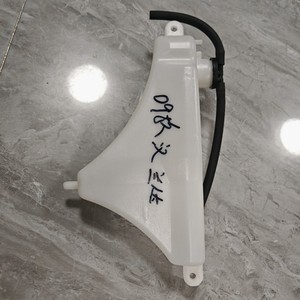 Réservoir d'expansion Toyota Prado LC150 16470-31050, réservoir d'eau auxiliaire pour remplacement du radiateur - Product Image 4