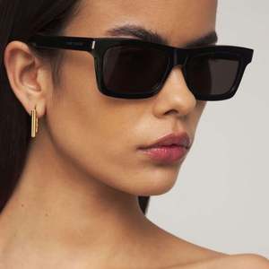 Gafas de Sol Cuadradas Pequeñas Negras con Remaches Vintage 2025 y Logotipo Personalizado, Protección UV400 para Hombre y Mujer - Product Image 4