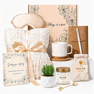 Set de Regalo de Autocuidado Hug in a Box para Mujer: Manta Acogedora, Vela de Soya, Taza, Calcetines, Antifaz para Ojos. Caja de Regalo Personalizada para Pensar en Ti, para Recuperación o para Regalar. - Product Image 1