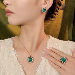 Conjunto de Joyería Vintage de Moda Ecológica, Chapado en Oro sobre Cobre, con Circonita Verde de Corte Ovalado de 12*16mm, Collar, Pendientes y Anillo - Product Image 2