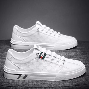 Baskets décontractées blanches pour hommes à enfiler, avec empeigne en cuir, semelle souple et élégantes pour le sport, le skateboard et la course à pied - Product Image 3