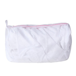 Sac à linge réutilisable blanc avec fermeture éclair rose, pour les vêtements délicats en machine à laver. - Product Image 4