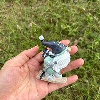 Modèle de gnome de ski en résine bleue en gros, ornements de table, peint à la main, bonhomme de neige artistique d'hiver pour cadeau de Noël, saison des fêtes