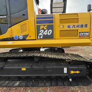 Excavatrice PC240LC de 24 tonnes avec moteur Cummins et pompe, faible nombre d'heures, pour flotte de société de location en Asie du Sud-Est et en Afrique de l'Ouest - Product Image 2