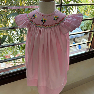 Robe d'été rose smockée à manches volantées pour petites filles, fabrication vietnamienne en gros - Product Image 2