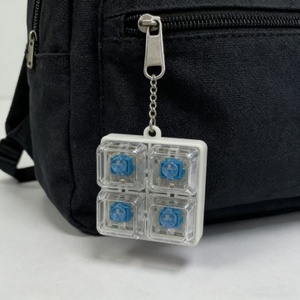 Venta al por mayor de llaveros con forma de tecla transparente, personalizables, para colgante de bolso ligero - Product Image 5