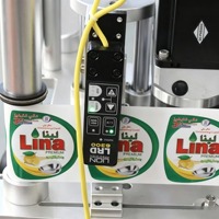 Moteur d'étiquetage automatique industriel électrique chinois haute vitesse CE pour bouteilles carrées plates en plastique à double face