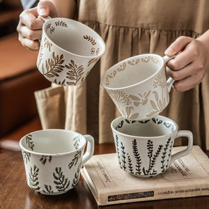 Tasse à café en terre cuite peinte à la main avec motif floral en relief, style vintage unique, peinture sous-glaçure, pour la maison ou le bureau - Product Image 1