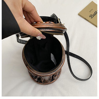 Sac à bandoulière rétro en cuir PU, forme cylindrique, avec sculpture gothique vintage unique et relief 3D en relief, style baril