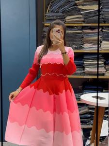 <span class=keywords><strong>Abito</strong></span> lungo da donna plissettato a blocchi di colore, elegante, da sera, con scollo rotondo e <span class=keywords><strong>maniche</strong></span> <span class=keywords><strong>lunghe</strong></span>, modello ampio e fluido - Product Image 2