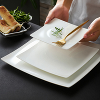 Assiettes à dîner carrées blanches en porcelaine tendre, assiettes à dessert et salade pour banquet de mariage