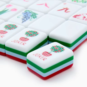 Coffret <span class=keywords><strong>de</strong></span> <span class=keywords><strong>Mahjong</strong></span> et d'échecs portable <span class=keywords><strong>de</strong></span> luxe à 4 couches, style américain, pour enfants, 160 tuiles <span class=keywords><strong>de</strong></span> <span class=keywords><strong>Mahjong</strong></span> rouges, pliable, <span class=keywords><strong>jeu</strong></span> <span class=keywords><strong>de</strong></span> casino, poker - Product Image 1