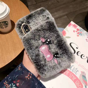 Popular en invierno 3D encantador lindo bordado <span class=keywords><strong>cerdo</strong></span> mano muñeca calentador <span class=keywords><strong>peludo</strong></span> teléfono caso para iPhone 15 14 13 12 11 Pro Max X XR - Product Image 4