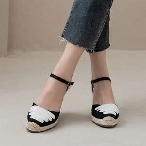 <span class=keywords><strong>Sandales</strong></span> espadrilles compensées <span class=keywords><strong>noires</strong></span> en toile pour femme avec détail pétale blanc, bride de cheville réglable et semelle compensée en jute tressée pour un confort estival - Product Image 2