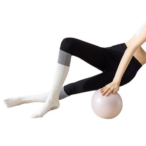 Chaussettes de yoga à cinq doigts pour femmes, mi-longues, en coton, anti-transpiration, antidérapantes, pour Pilates et fitness, mi-mollet, couleur unie, automne-hiver - Product Image 2