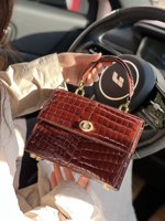 Sac à main hiver marron caramel, sac à main brillant haute couture, sac à main avec accents en nacre, sac essentiel de luxe pour la saison
