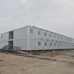 Chantier de construction moderne assemblant des structures de 20 et 40 pieds, des maisons préfabriquées en panneaux sandwich. - Product Image 1