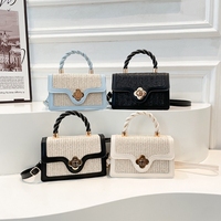 Sacs fourre-tout petits à poignée tressée en cuir PU, mini sacs à main d'été en paille tressée avec rabat à fermoir floral – Vente chaude en gros