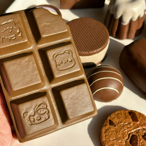 Réplica de Barra de Chocolate con Diseño de Dibujos Animados en Relieve, Modelo de Chocolate Relleno con Efecto Mordido, Adorno de Escritorio, Decoración para Vitrina de Pastelería - Product Image 3