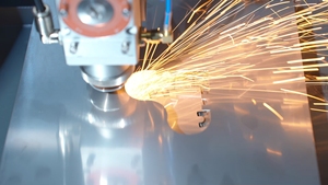 Qingji 2025 Nouvelle petite machine de découpe laser à fibre pour usage domestique, 4 axes, refroidie par air, 700W haute puissance - Product Image 5