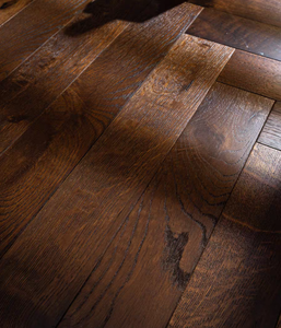 Échantillon gratuit de parquet en bois d'ingénierie en chêne à chevrons, système de clic, carbonisé, fumé, salon, appartement, hôtel, villa, château - Product Image 1