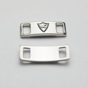 Maatwerk 3d Schield Logo Bocht Metalen Schoenveters Gespen Twee Gaten Gebogen Schoenveter Tags Schield Ontwerp Metalen Schoenveters Bedels - Product Image 2