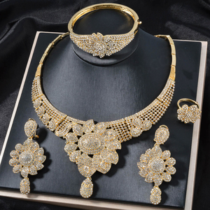 Juego de Joyería de Calidad Promocional con Baño de Oro de 14K y Circonita, Incluye Aretes, Anillo, Collar y Pulsera - Product Image 1