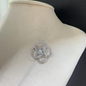 Broche de Trébol de Cuatro Hojas con Perlas de Agua de Mar Casi Redondas de 6-7 mm, Ligeramente Imperfectas, Accesorio de Moda Tridimensional - Product Image 1