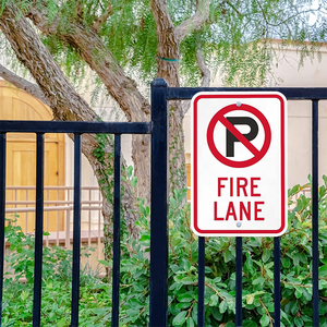 Panneau de signalisation routière en aluminium durable « Interdiction de stationnement » avec feuille réfléchissante – Signalisation de sécurité robuste pour routes et parkings - Product Image 5