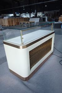 Vitrine à bijoux éclairée par LED verrouillable, nouvellement conçue, avec verre et espace de rangement pour les magasins mobiles - Product Image 4