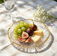 Glazen schaal met duidelijke textuur en gouden golvende rand, decoratieve serveerschaal voor fruit en desserts, geschikt voor thuis, bruiloften en feesten.