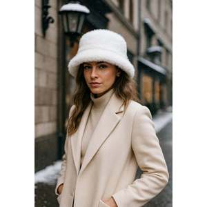 Chapeau Bob en Fourrure Off-White Importé - Chapeau d'Hiver Tendance - Accessoire Off-White Premium Spk1102-1 - Blanc - Product Image 3