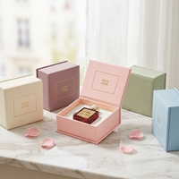 Boîte de présentation rigide carrée personnalisable de style livre avec revêtement UV et fermeture magnétique pour l'emballage de parfums et de bougies parfumées
