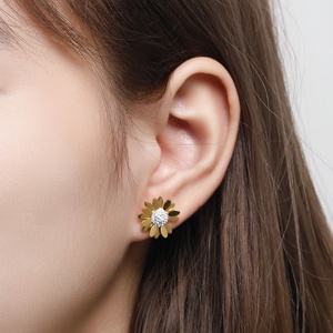 RFJEWEL Etsy Hot 2022 <span class=keywords><strong>orecchini</strong></span> a forma di margherita in acciaio inossidabile 316L placcato oro 24 carati di alta qualità <span class=keywords><strong>con</strong></span> cristalli per le donne - Product Image 4