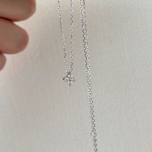 Collier pendentif Dylam minimaliste chic en argent fin S925 avec chaîne à maillons et trèfle à quatre feuilles en moissanite couleur D clarté VVS1 - Product Image 4