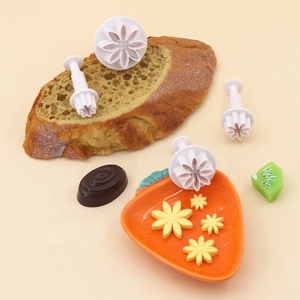 Lot de 4 <span class=keywords><strong>emporte</strong></span>-pièces et moules à gâteau en plastique écologique Daisy Spring, compatibles lave-vaisselle et micro-ondes - Product Image 1