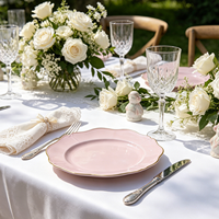 Assiettes de présentation élégantes Wojia 13 pouces roses à bord festonné doré, en plastique thermolaqué, pour centre de table de fête ou de mariage