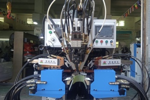 เครื่องติดพื้นรองเท้าอัตโนมัติ QIFENG QF-728DA(MA) พร้อมระบบกาวสำหรับรองเท้ากีฬา เครื่องติดพื้นรองเท้าซีเมนต์ - Product Image 6