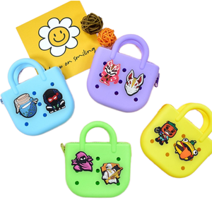 Boucles décoratives pour <span class=keywords><strong>chaussures</strong></span> en PVC souple de type <span class=keywords><strong>Crocs</strong></span>, avec 1 pompon en bois, pour la personnalisation de <span class=keywords><strong>chaussures</strong></span> et bracelets, en stock pour la vente en gros - Product Image 3