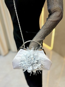 Sac de soirée pour femme 2026, pochette florale en satin, petit sac à main avec fleurs 3D, sac à chaîne détachable, sac à main tendance à poignée supérieure avec motif floral - Product Image 3