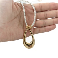 Collier pendentif minimaliste en alliage en forme de goutte d'eau pour femme, style léger et luxueux, polyvalent, longueur ras du cou, tendance