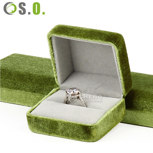 Boîte à bijoux en velours de haute qualité avec logo personnalisé, boîte de rangement carrée pour bagues, coffret cadeau pour boucles d'oreilles et bracelets en daim - Product Image 4