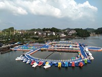 Dock flottant en HDPE en forme de U avec rouleaux, plateforme modulaire antidérapante pour parc aquatique et marina