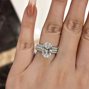 Set di Tre Anelli Geometrici di Lusso per Donna, Elegante Ornamento per Mani, Ideale per Matrimoni e Fidanzamenti - Product Image 2